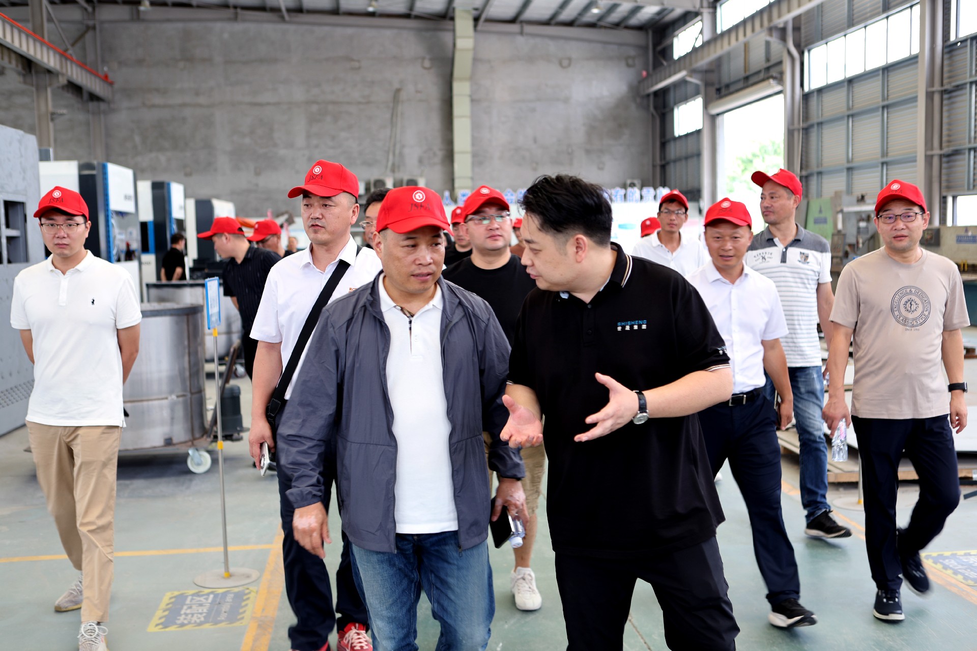 世晟集團(tuán)張總陪同江蘇省緊固件協(xié)會參觀人員參觀