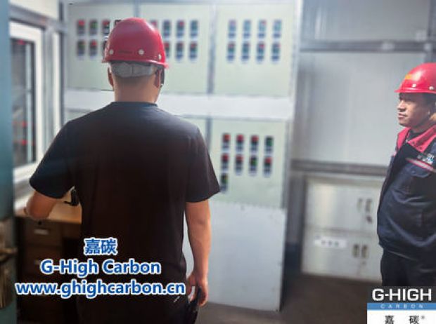 現(xiàn)場負(fù)責(zé)人嚴(yán)謹(jǐn)把關(guān)，確保生產(chǎn)高效安全