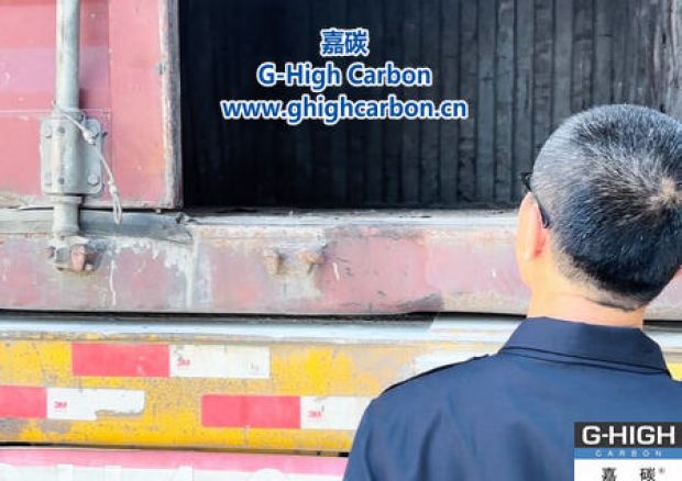 嘉碳裝車人員嚴格把關(guān)，確保車輛安全入廠