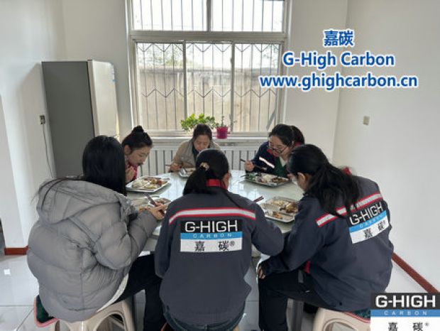 深秋暖陽(yáng)下，鐵鍋燉傳遞溫情與力量